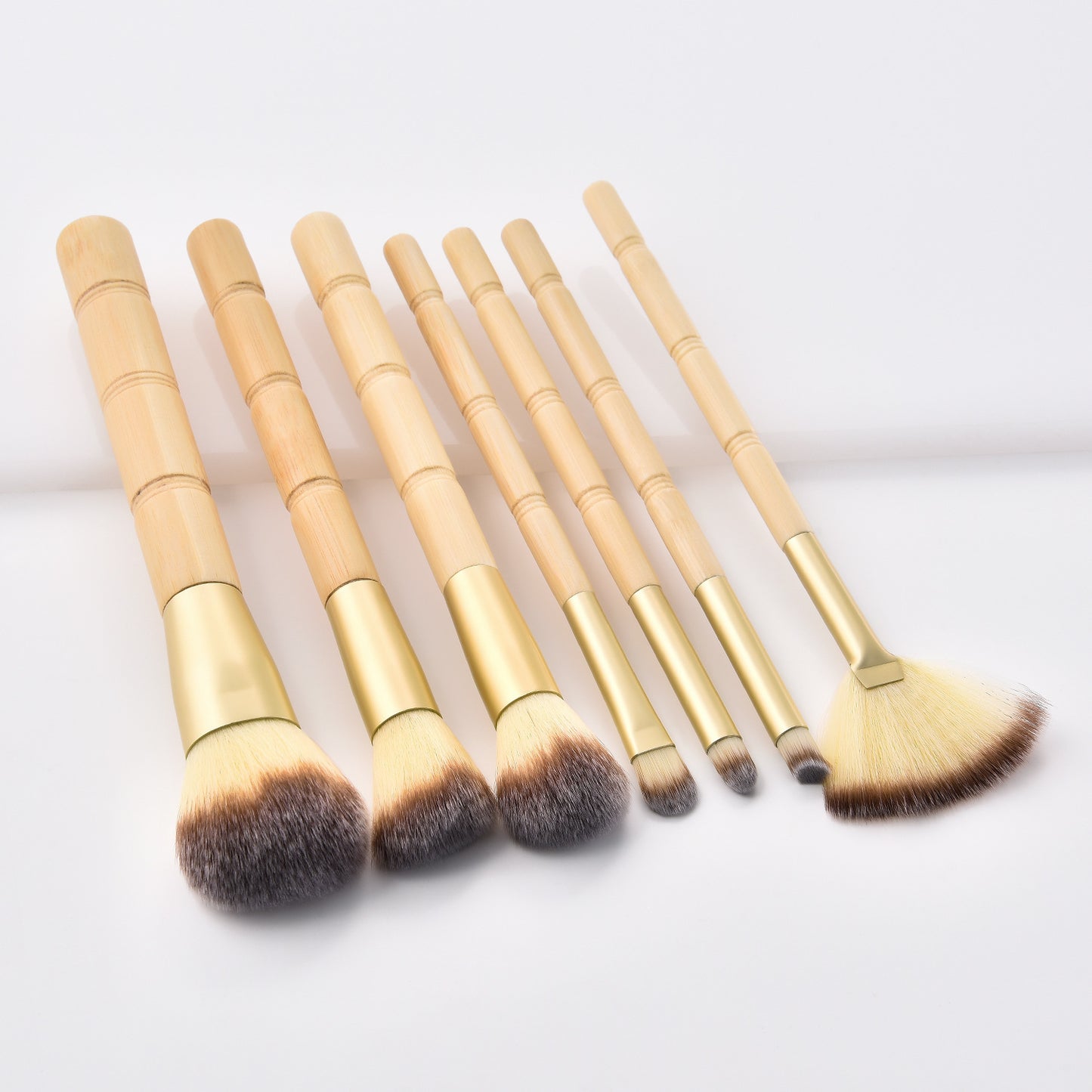 7 Wood Handle Makeup Brushes